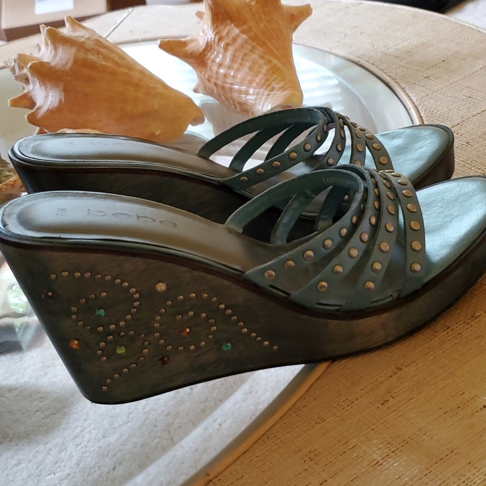 Like new bebe platform sandal